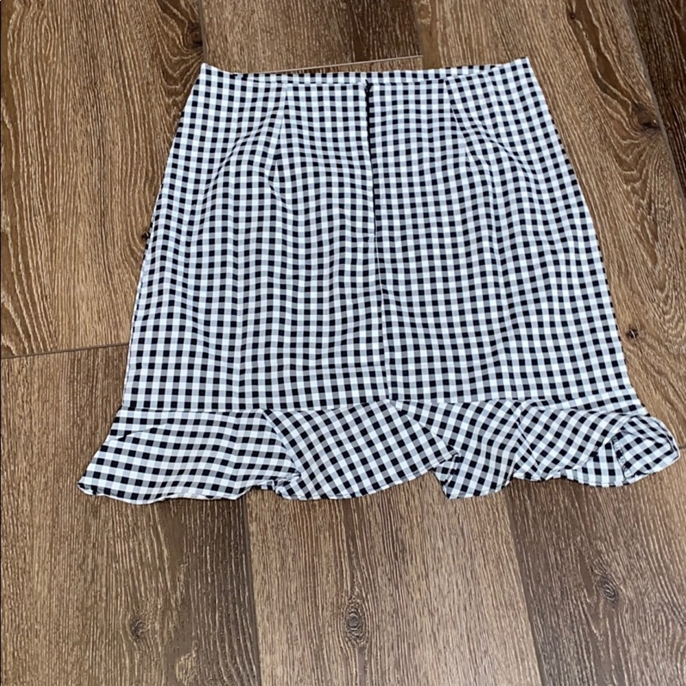 Black& white check skirt with ruffle detail - Picture 3 of 4
